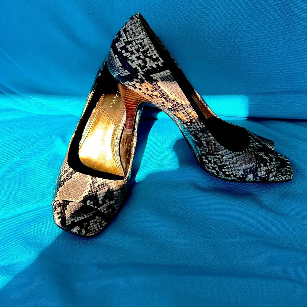 NWT Tahiti peep toe leather snake heels
